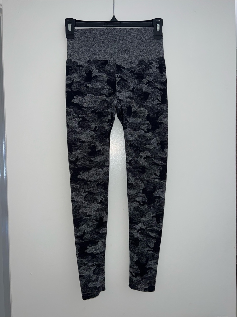 Gray and Black Camo Seamless High-Waisted Leggings Size Small